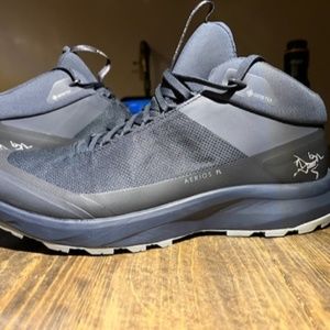 Arcteryx Mens  Aerios FL Mid 10.5 size